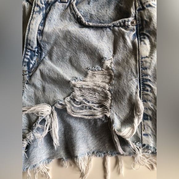 Garage Denim Light Wash Ripped Denim Shorts - Size 1 (26) - Picture 7 of 8